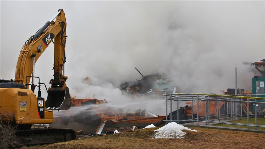 Incendie à Sainte-Aurélie : le maire promet la reconstruction du centre communautaire