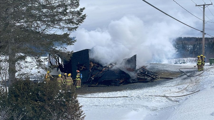 Une résidence détruite par les flammes à Saint-Benjamin